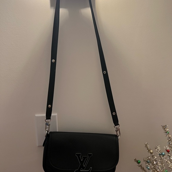 Louis Vuitton buci black bag like new. Used a few times - Picture 2 of 14